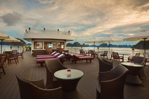 Quán cà phê trên Du thuyền Athena Royal Hạ Long Quán cà phê trên du thuyền