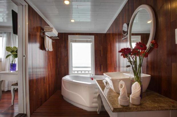 Không gian phòng tắm của Du thuyền Signature Hạ Long Không gian phòng tắm