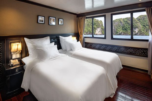 Phòng ngủ hai giường tại Du thuyền Paradise Sails Hạ Long Phòng ngủ giường đôi