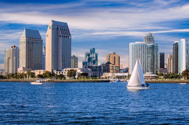 To&agrave;n cảnh khu trung t&acirc;m San Diego với những t&ograve;a nh&agrave; cao tầng hiện đại b&ecirc;n bờ vịnh, nổi bật l&agrave; cặp th&aacute;p kh&aacute;ch sạn Manchester Grand Hyatt 