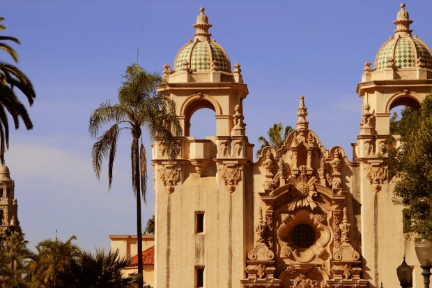 Casa del Prado l&agrave; c&ocirc;ng tr&igrave;nh kiến tr&uacute;c Phục hưng Thuộc địa T&acirc;y Ban Nha nổi bật tại Balboa Park, San Diego, được x&acirc;y dựng từ năm 1915