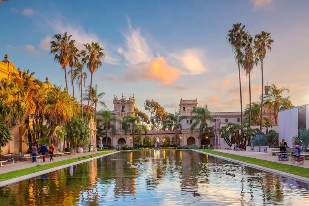 Hồ Lily Pond v&agrave; Botanical Building l&agrave; điểm tham quan nổi tiếng trong Balboa Park, được x&acirc;y dựng phục vụ Triển l&atilde;m Panama&ndash;California giai đoạn 1915&ndash;1916