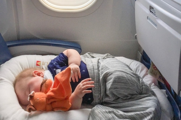 Thủ tục cần lưu lại khi đi bay c&ugrave;ng trẻ sơ sinh với v&eacute; m&aacute;y bay Vietjet Air H&agrave; Nội đi Đ&agrave; Nẵng 