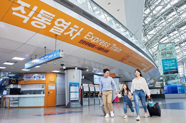 Hành khách có thể đón tàu điện từ sân bay Incheon về trung tâm Seoul để tiết kiệm phí di chuyển sân bay Incheon