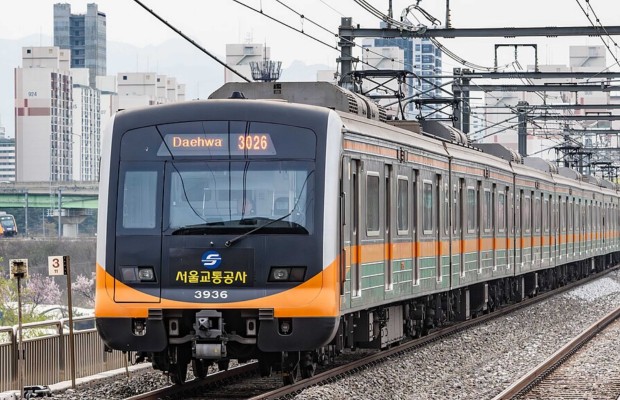 Di chuyển bằng t&agrave;u điện ngầm