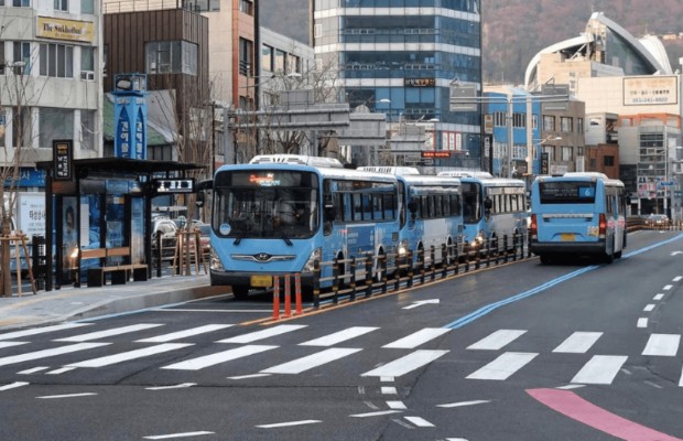 Di chuyển bằng xe bu&yacute;t