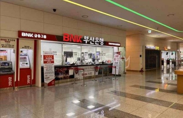 Quầy đổi tiền, ATM v&agrave; dịch vụ t&agrave;i ch&iacute;nh