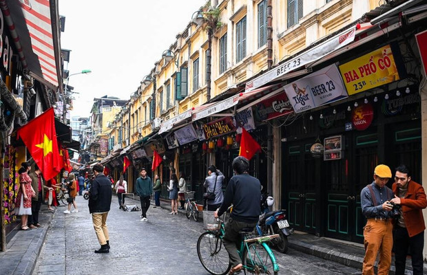 Phố cổ H&agrave; Nội với những con phố nhỏ, nh&agrave; ống san s&aacute;t v&agrave; kh&ocirc;ng kh&iacute; bu&ocirc;n b&aacute;n s&ocirc;i động