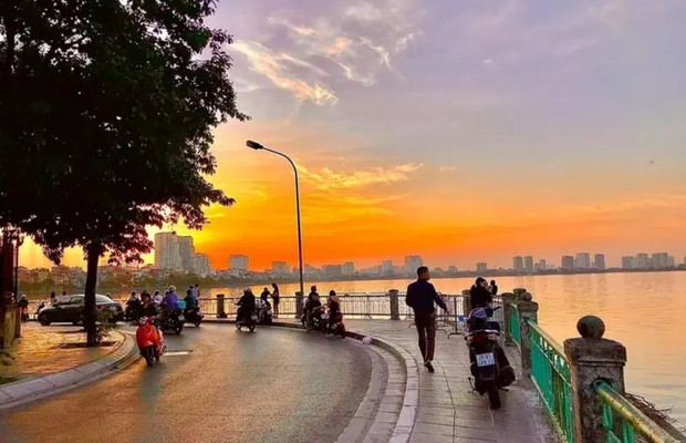 Hồ nước trong th&agrave;nh phố nơi người d&acirc;n tập thể dục
