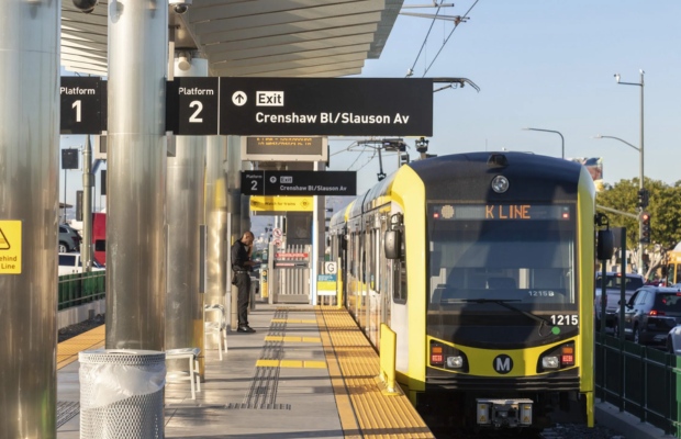 đ&oacute;n xe tại s&acirc;n bay Los Angeles