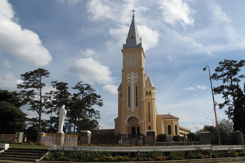 Viếng thăm nh&agrave; thờ Con G&agrave; Đ&agrave; Lạt - C&ocirc;ng tr&igrave;nh t&ocirc;n gi&aacute;o được x&acirc;y dựng với lối kiến tr&uacute;c cổ k&iacute;nh