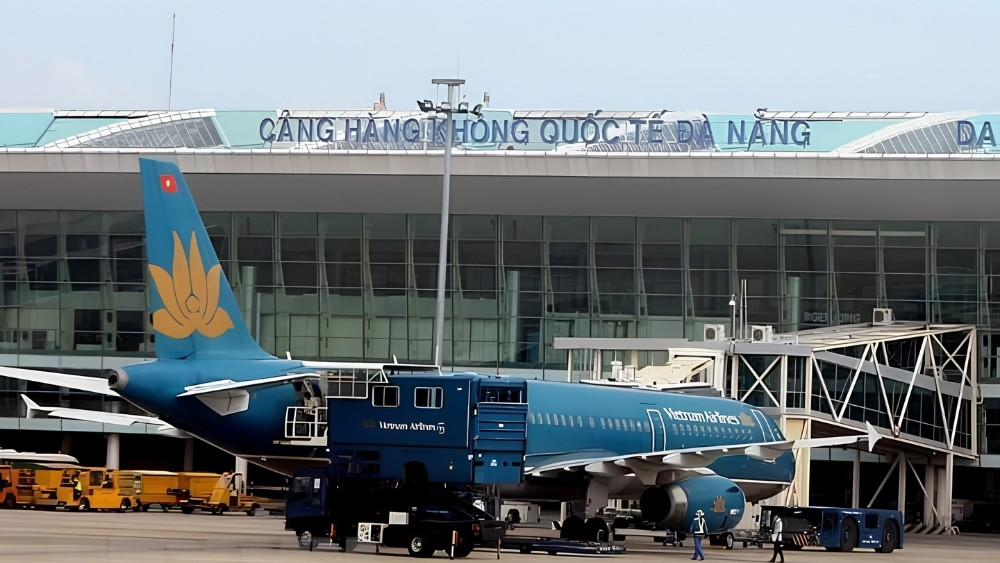 M&aacute;y bay h&atilde;ng h&agrave;ng kh&ocirc;ng nội địa Vietnam Airlines đang hạ c&aacute;nh xuống đường băng của S&acirc;n bay quốc tế Đ&agrave; Nẵng