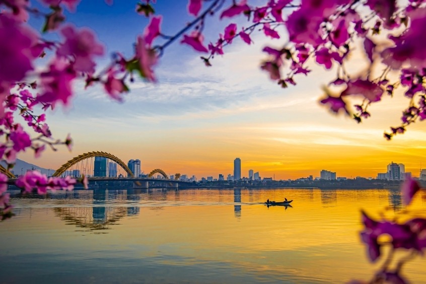 C&ugrave;ng Vietnam Booking ngắm nh&igrave;n cầu Rồng bắc qua s&ocirc;ng H&agrave;n xinh đẹp trong chuyến du lịch Đ&agrave; Nẵng