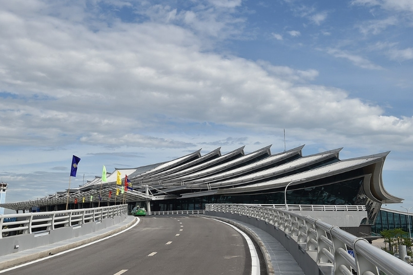 Lối v&agrave;o cảng h&agrave;ng kh&ocirc;ng quốc tế Ph&uacute; B&agrave;i