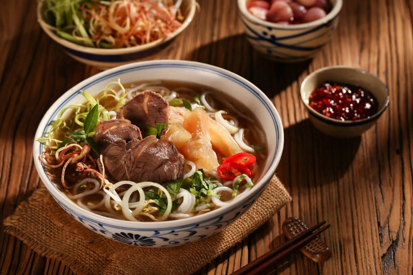 B&uacute;n b&ograve; l&agrave; m&oacute;n đặc sản trứ danh xứ Huế m&agrave; du kh&aacute;ch nhất định phải thưởng thức