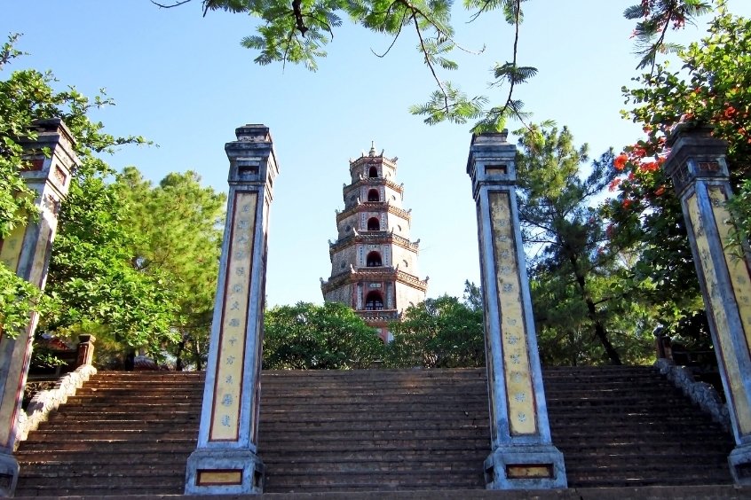 Ch&ugrave;a Thi&ecirc;n Mụ nằm b&ecirc;n bờ s&ocirc;ng Hương thơ mộng tại Cố đ&ocirc; Huế