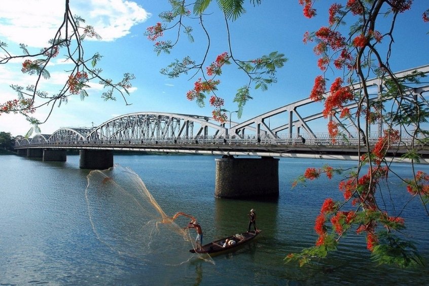 Ngư d&acirc;n tung ch&agrave;i tr&ecirc;n s&ocirc;ng Hương b&ecirc;n cạnh cầu Trường Tiền