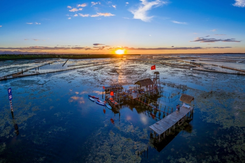 Ngắm nh&igrave;n b&igrave;nh minh tuyệt đẹp tr&ecirc;n Ph&aacute; Tam Giang