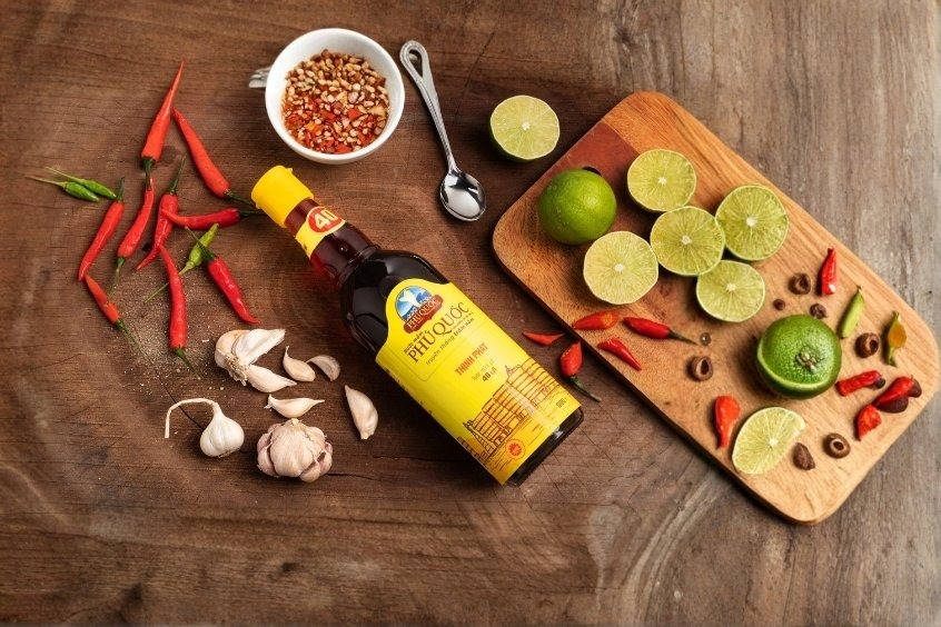 Nước mắm Ph&uacute; Quốc l&agrave; một trong những đặc sản nổi tiếng của đảo ngọc