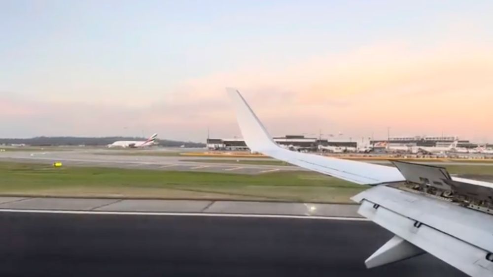 M&aacute;y bay đang hạ c&aacute;nh xuống Melbourne Airport