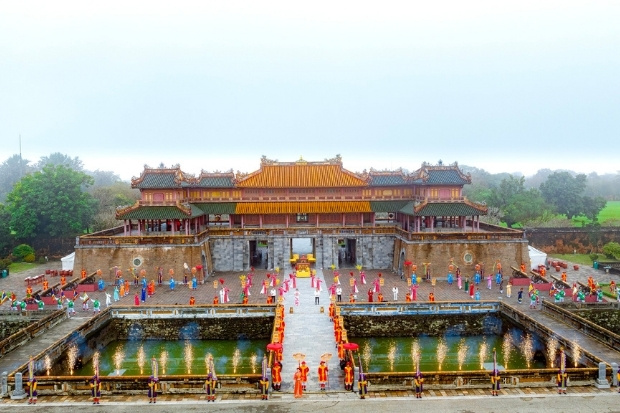 V&eacute; m&aacute;y bay Tết 2027 H&agrave; Nội đi Huế - Tấm v&eacute; đo&agrave;n vi&ecirc;n v&agrave; tham quan Đại Nội ho&agrave;n to&agrave;n miễn ph&iacute;