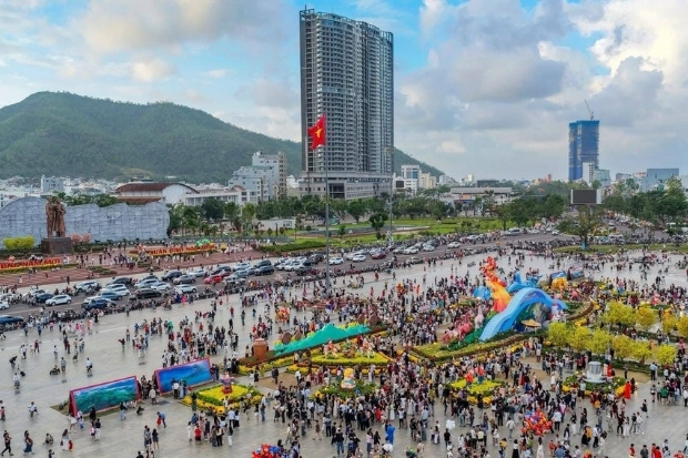 Quy Nhơn đ&oacute;n lượng lớn du kh&aacute;ch từ mọi miền đổ về du xu&acirc;n v&agrave; đ&oacute;n Tết cổ truyền