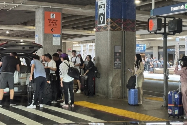 Khu vực đ&oacute;n Uber v&agrave; Lyft tại s&acirc;n bay quốc tế Daniel K. Inouye (HNL), Honolulu