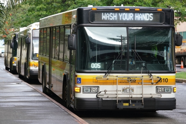 Xe bu&yacute;t TheBus tr&ecirc;n đường phố Honolulu