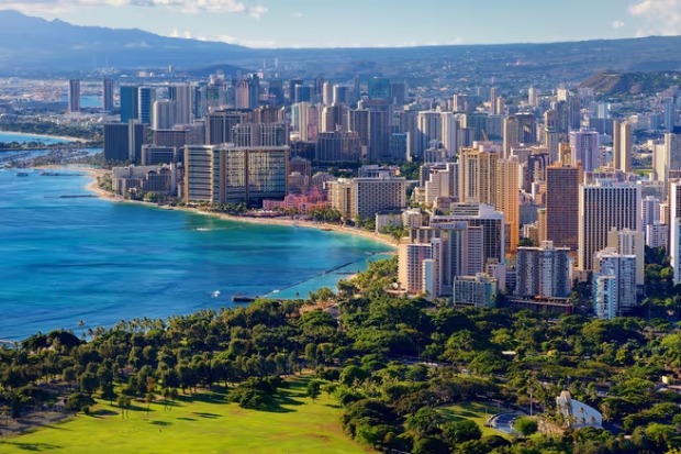 Honolulu nổi tiếng với b&atilde;i biển Waikiki v&agrave; khung cảnh ven biển đặc trưng của Hawaii 