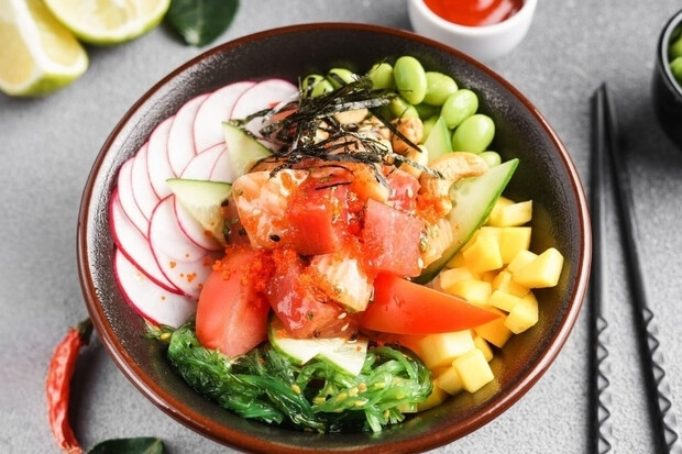 T&ocirc; poke tươi ngon với c&aacute; sống v&agrave; rau củ