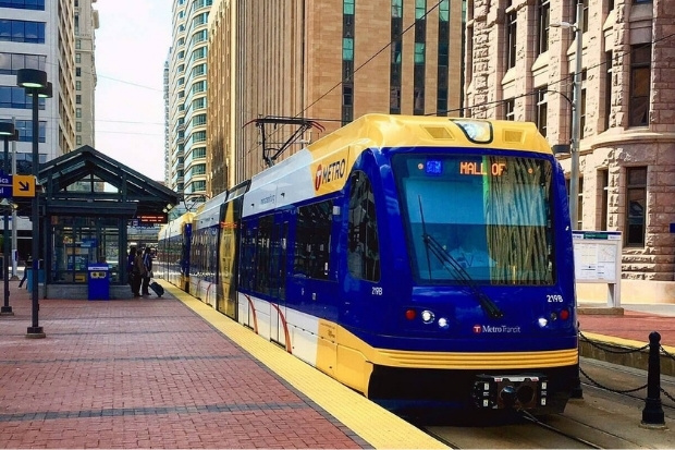 Hệ thống Metro Light Rail hiện đại giúp du khách di chuyển thuận tiện khi đến Minneapolis