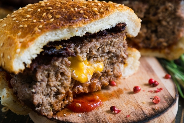 Juicy Lucy món burger đặc sản Minneapolis hấp dẫn du khách quốc tế