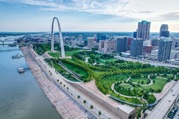 Biểu tượng Gateway Arch b&ecirc;n s&ocirc;ng Mississippi điểm đến ấn tượng