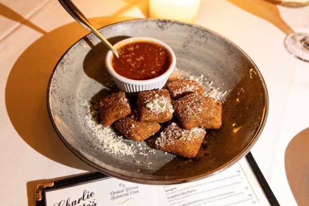 M&oacute;n Toasted Ravioli thơm ngon trải nghiệm ẩm thực kh&ocirc;ng thể bỏ lỡ khi du lịch St. Louis.