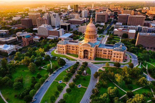 Tòa nhà Quốc hội bang Texas tại Austin với mái vòm nổi bật bằng đá granite đỏ Tòa nhà Quốc hội bang Texas tại Austin với mái vòm nổi bật bằng đá granite đỏ