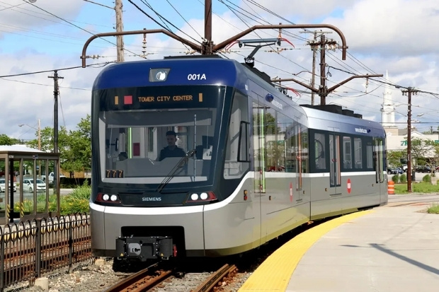 Tàu điện RTA Red Line giúp bạn di chuyển dễ dàng từ sân bay đến trung tâm Cleveland