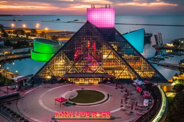 Rock and Roll Hall of Fame địa điểm du lịch nổi tiếng khi đến Cleveland