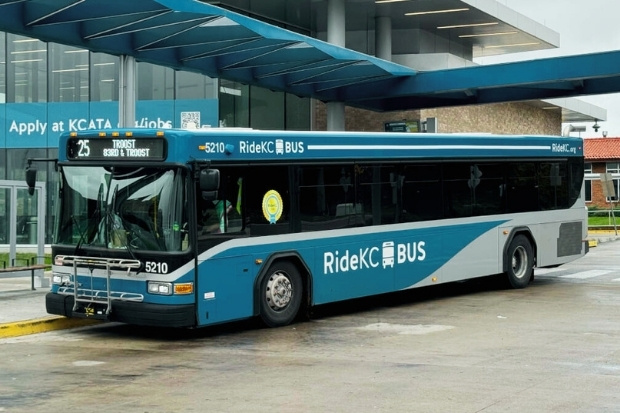 Vào trung tâm thành phố với xe buýt RideKC thân thiện môi trường 