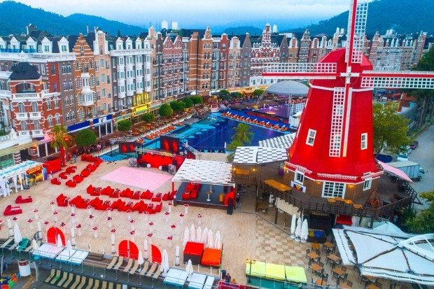 Resort phong cách Hà Lan tại Orange County thu hút du khách với kiến trúc độc đáo