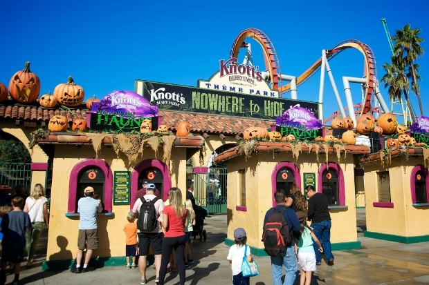 Knott's Berry Farm là điểm đến không thể bỏ lỡ khi đặt vé đi Orange County