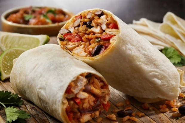 Thưởng thức California Burrito là món ăn nổi bật khi du lịch Orange County