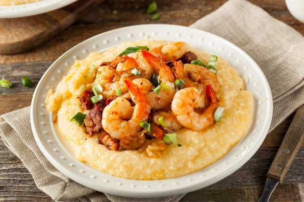 Món Shrimp and Grits tôm tươi cùng với bột ngô nhuyễn đậm đà hương vị miền Nam