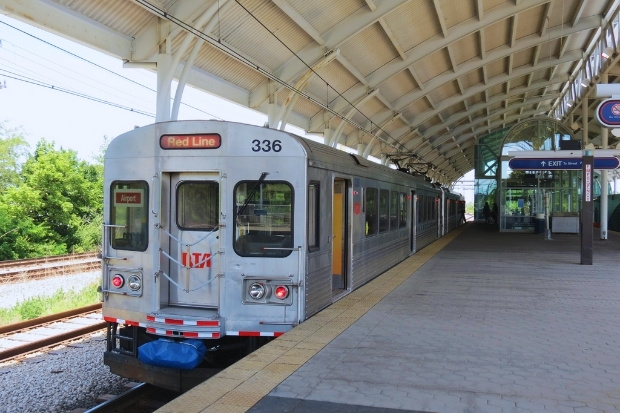 Di chuyển bằng RTA Red Line từ sân bay về trung tâm sau chuyến bay từ TP Hồ Chí Minh