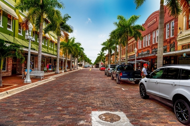 Downtown Fort Myers sôi động với nghệ thuật đường phố cổ kính 