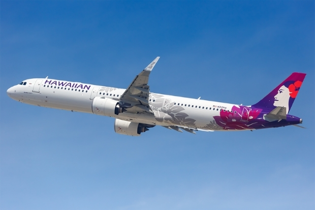 Hawaiian Airlines phục vụ h&agrave;nh kh&aacute;ch với trải nghiệm đậm đ&agrave; tinh thần Hawaii tr&ecirc;n mỗi chuyến bay
