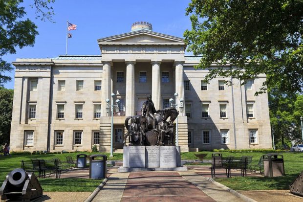 T&ograve;a nh&agrave; Đại hội bang Bắc Carolina v&agrave; đ&agrave;i tưởng niệm ba Tổng thống Hoa Kỳ tại Raleigh