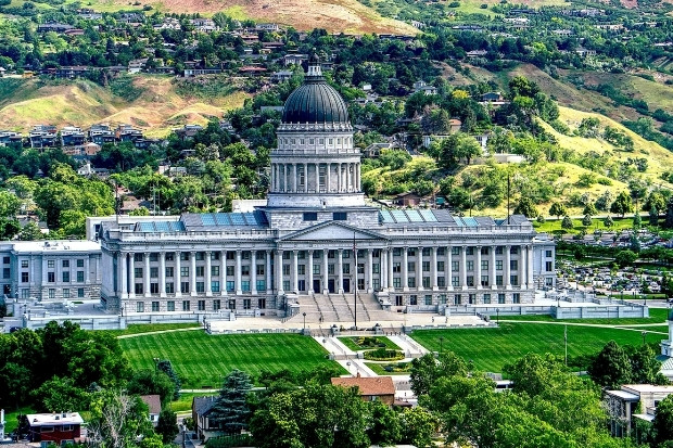 Tòa nhà Utah State Capitol giữa khung cảnh thiên nhiên ấn tượng