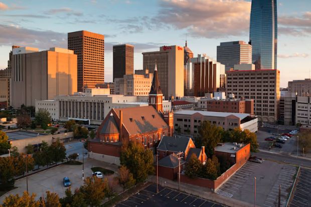 Trung tâm Oklahoma City nổi bật với tòa tháp Devon Tower và những công trình gạch cổ kính lúc hoàng hôn Trung tâm Oklahoma City nổi bật với tòa tháp Devon Tower và những công trình gạch cổ kính lúc hoàng hôn