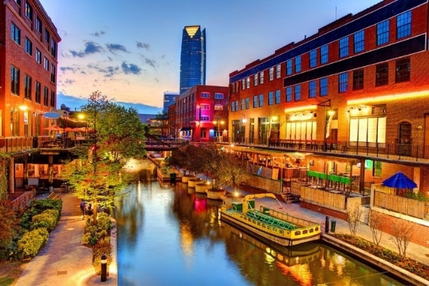Bricktown s&ocirc;i động tại Oklahoma City l&agrave; điểm đến kh&ocirc;ng thể bỏ qua khi du lịch Mỹ