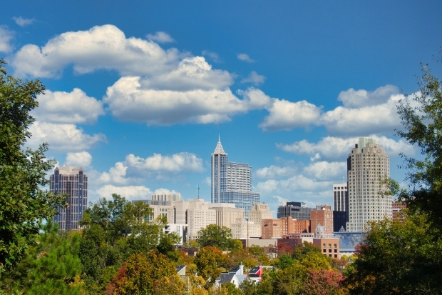 Toàn cảnh Raleigh Durham với các tòa nhà hiện đại xen lẫn không gian xanh yên tĩnh